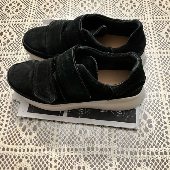 UGG - Picture 2 of 3